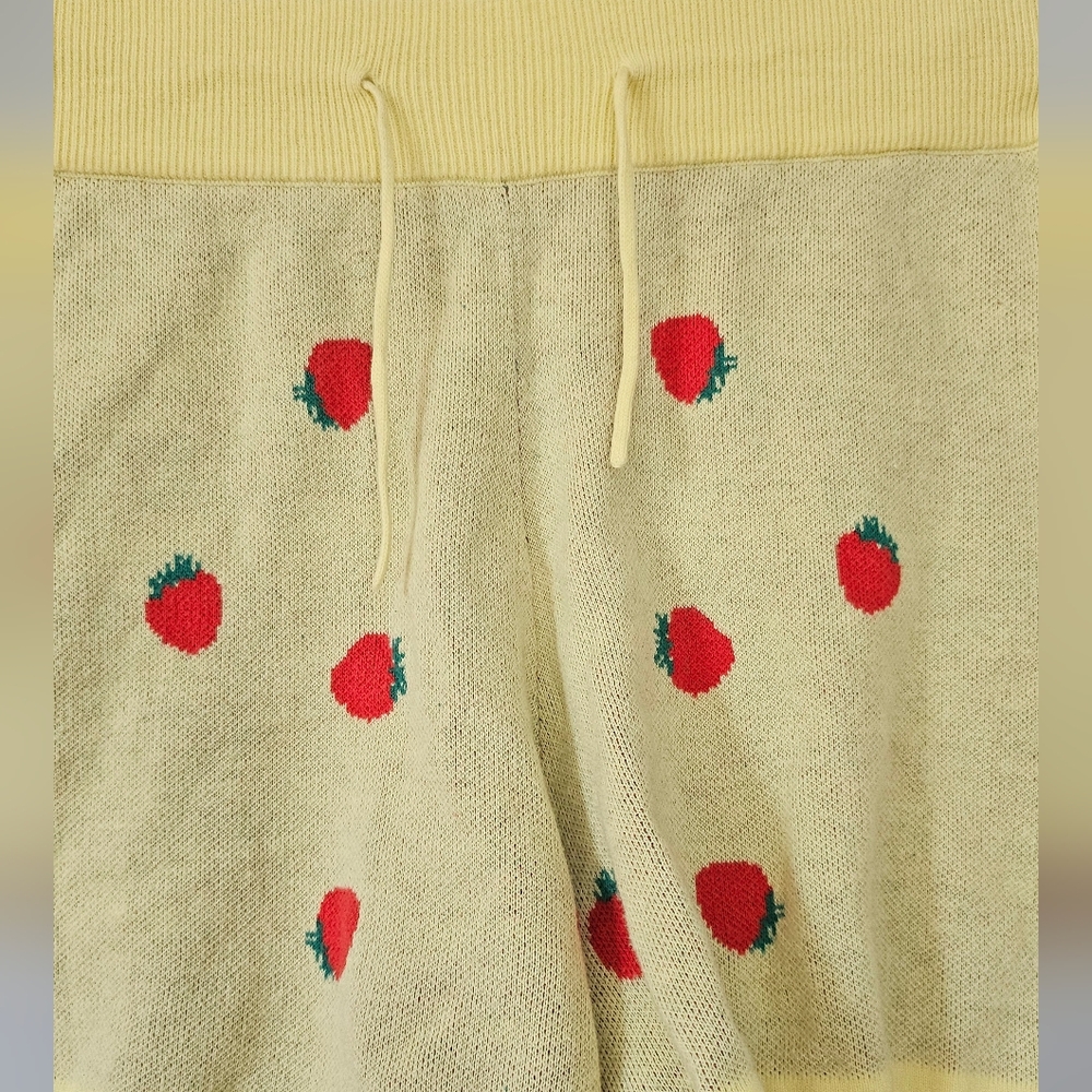 A MONDAY IN COPENHAGEN Andie Knit Yellow Strawberry Patterned Short Size 10 - Picture 3 of 9